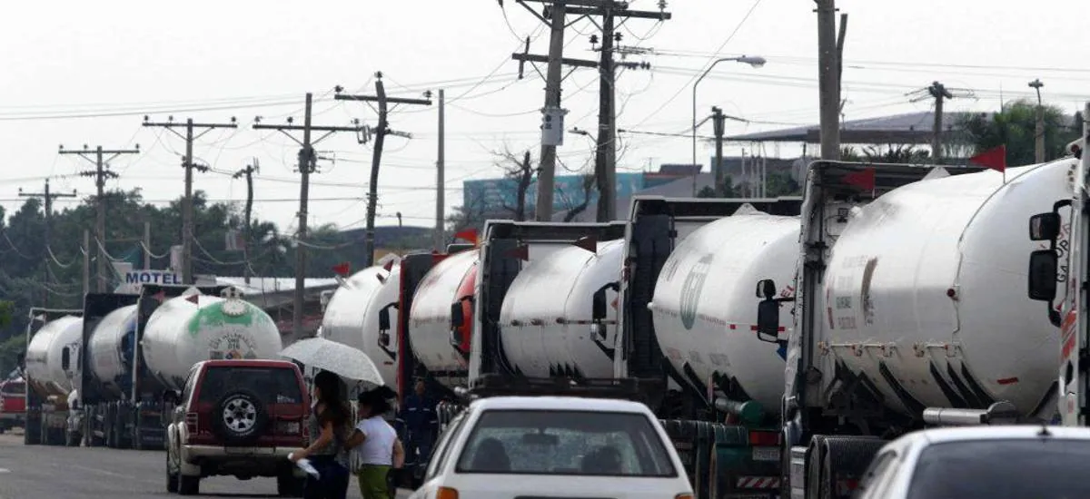 Gobierno autoriza a privados a importar combustible, pero prohíbe mezclarlo con el que trae YPFB
