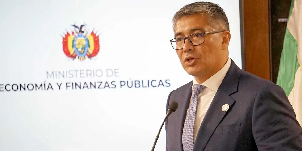 Abren investigación al ministro de Economía por caso de vagoneta Audi