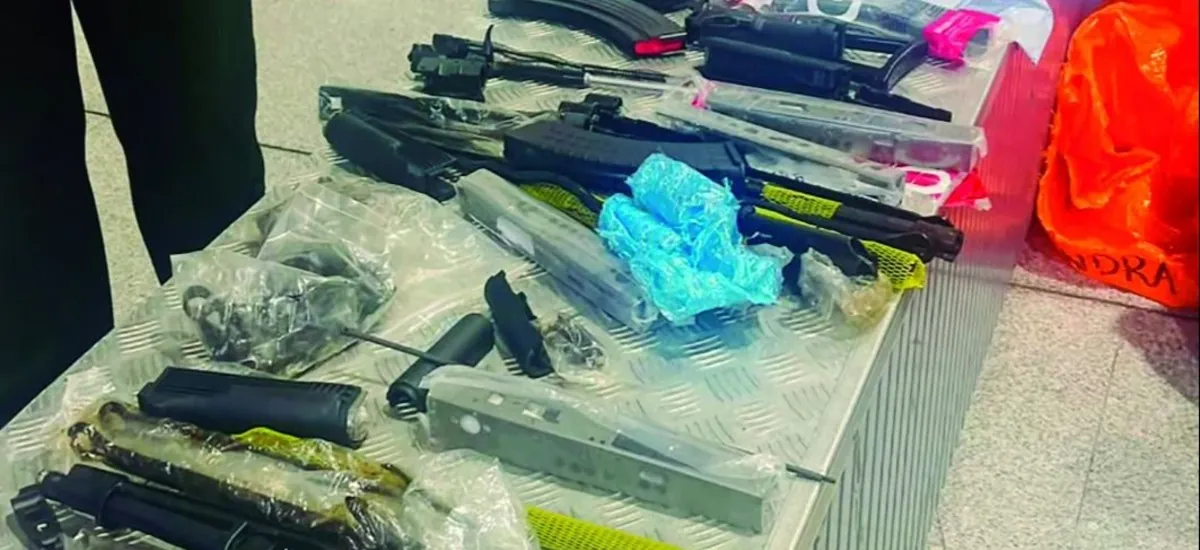 Buscan a estadounidense por armas de guerra camufladas en repuestos
