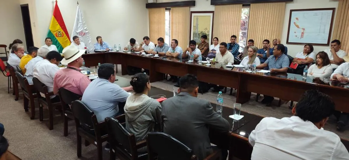 Emergencia por diésel en provincias cruceñas: YPFB y Amdecruz trazan una agenda de seis puntos