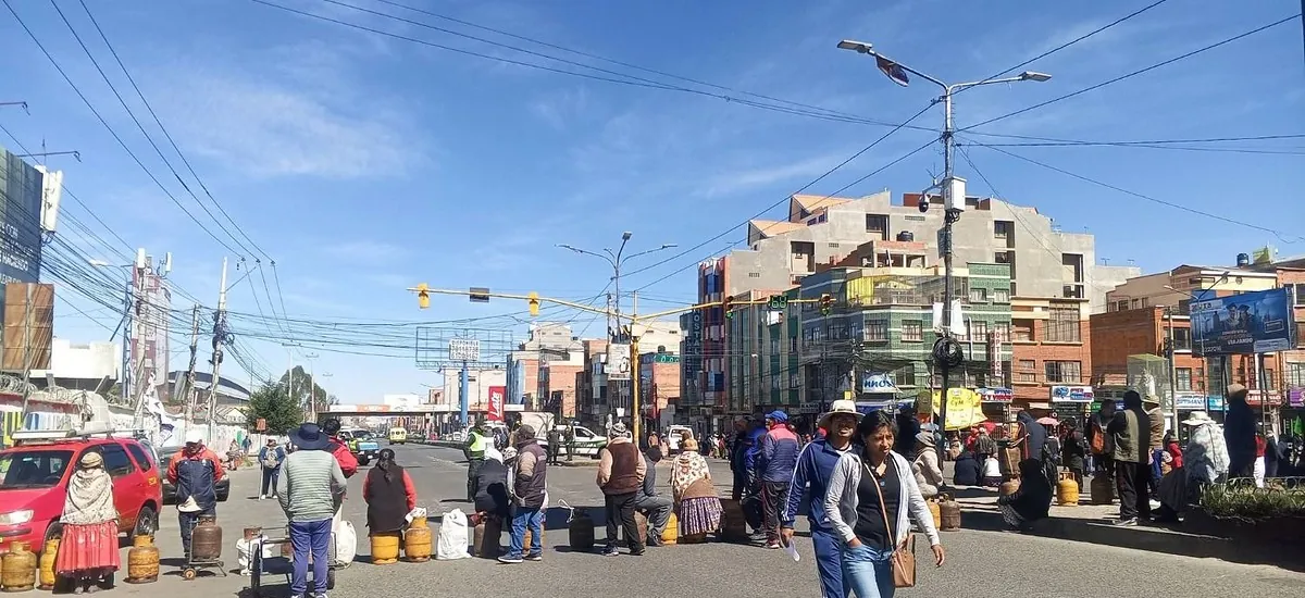 Vecinos bloquean vías en La Paz y El Alto y advierten que la distribución de gas es irregular