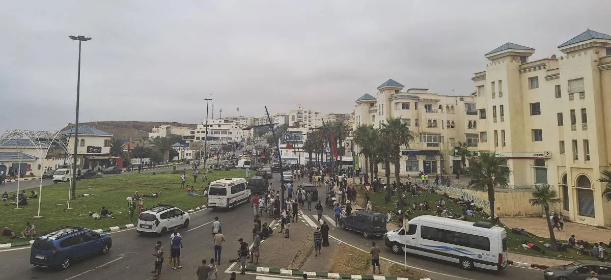 Miles de migrantes regresan a Marruecos tras una noche de violencia en frontera con Ceuta