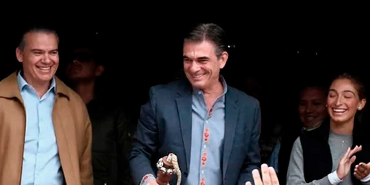 Rodrigo Paz se contagia de la alegría y el folclore en la Entrada del Gran Poder
