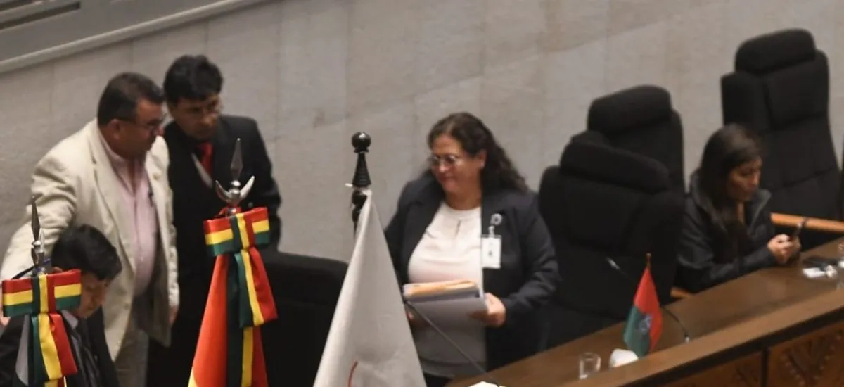 Ministra de Salud se presenta en la Asamblea, pero reprograman su interpelación