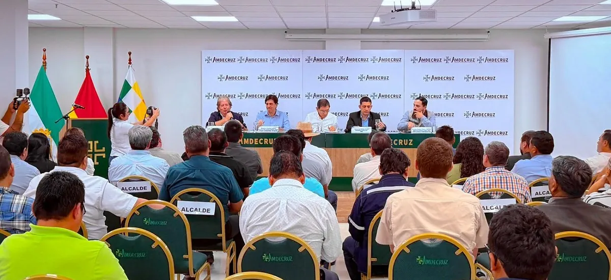 Alcaldes cruceños y gobierno nacional acuerdan agenda de trabajo para mejorar las carreteras