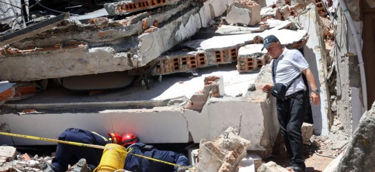 Socorristas buscan sobrevivientes del potente terremoto en Colombia que deja más de 132 muertos
