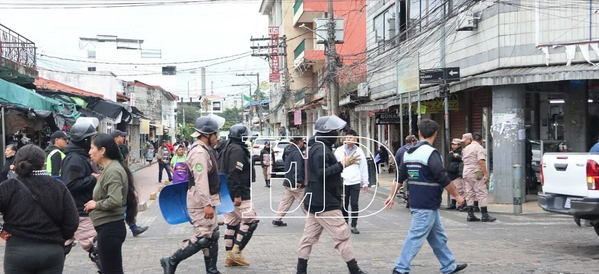 Continúan los operativos para despejar las calles en el mercado antiguo Los Pozos