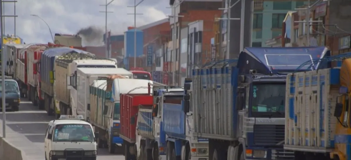 Siguen las filas en surtidores y choferes dan plazo de 48 horas al Gobierno