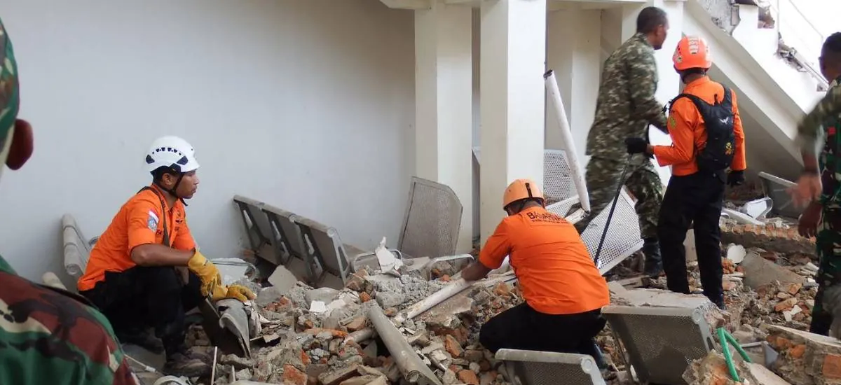Al menos 38 muertos tras el terremoto de magnitud 7,7 en Indonesia