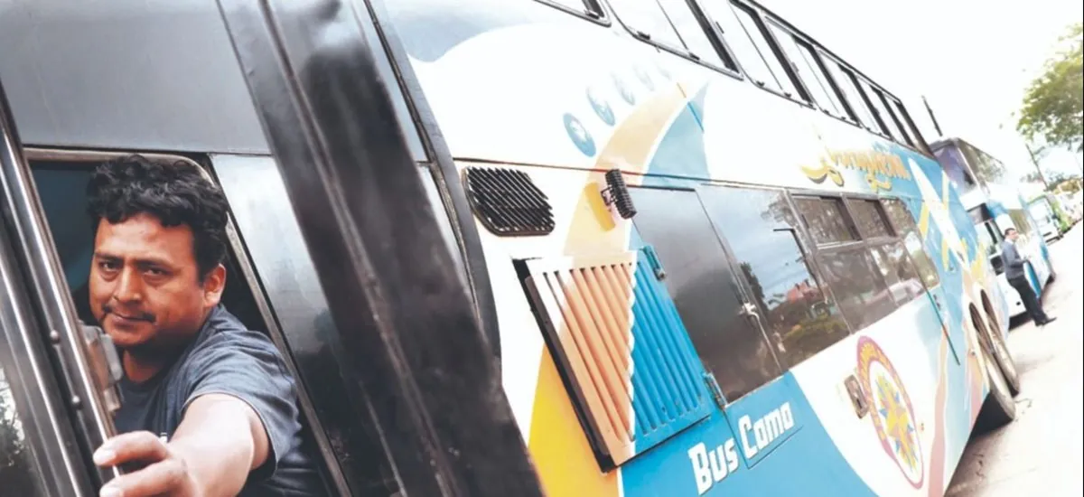 La escasez de diésel paraliza al 80% de los buses interdepartamentales