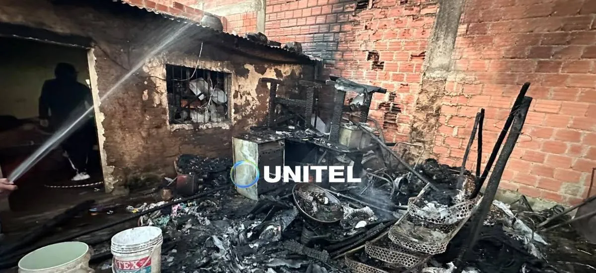 “Todo se ha quemado”: Dos niños se salvan de milagro de un incendio que destruyó su vivienda en El Alto