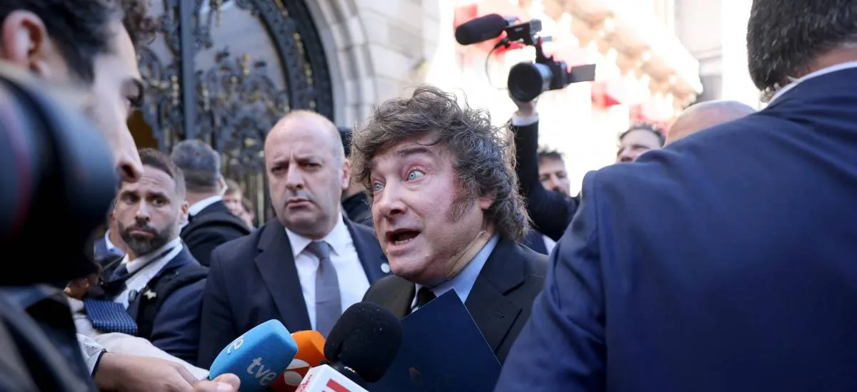Milei irrumpe en la campaña electoral española llamando “dictador” a Sánchez