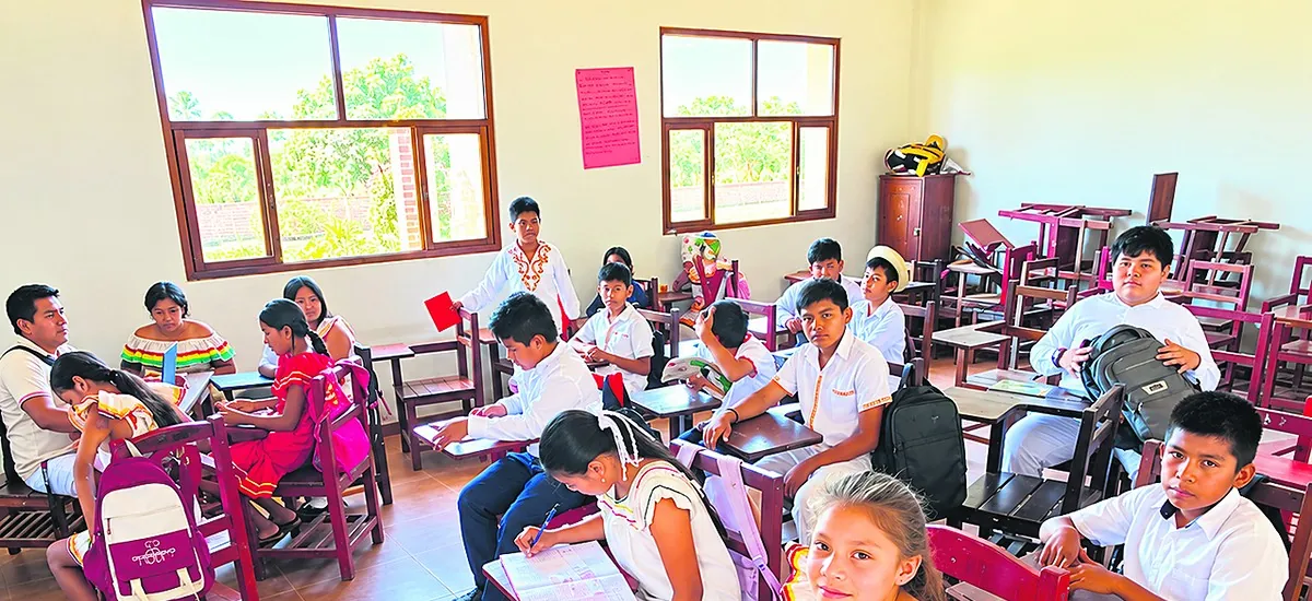 El tipoy y el traje chiquitano llegan a las aulas para preservar la identidad