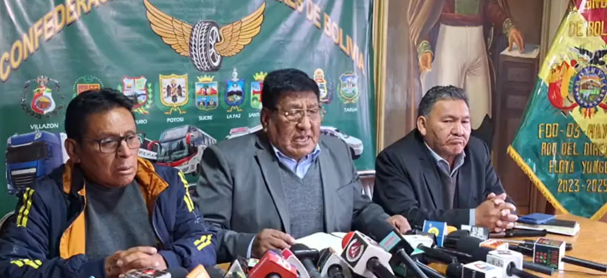 “Ya no toleramos más”: Confederación de choferes exige reunirse en 48 horas con el Gobierno y YPFB para tratar falta de combustible