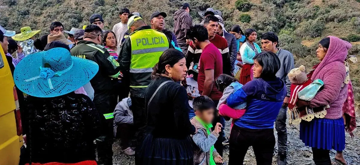 Bomberos difunde la lista de fallecidos y heridos del minibús que cayó a un barranco en Cochabamba