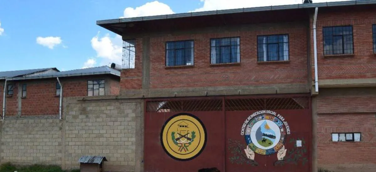 Emiten orden de aprehensión contra el jefe de seguridad de una cárcel de La Paz por la fuga de un reo, reporta la Fiscalía