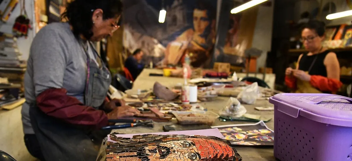 Kuska, las bolivianas empoderadas que transforman cerámicas y azulejos reciclados en arte