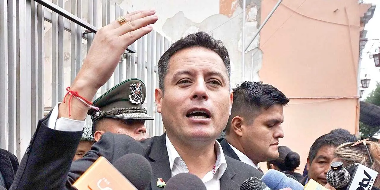 Lara dice que Paz quiso reunirse con él en un sauna