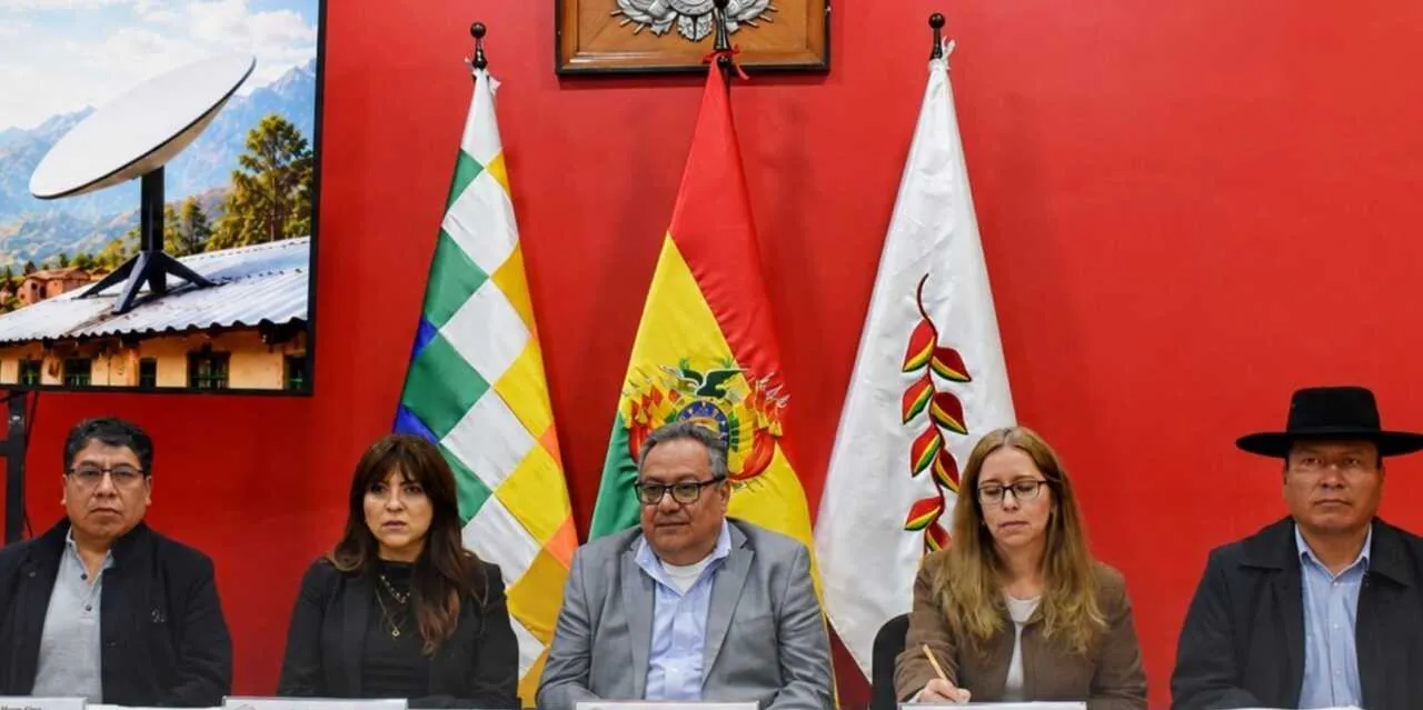 Educación coordina con 86 municipios paceños instalación de 1.000 antenas Starlink en unidades educativas