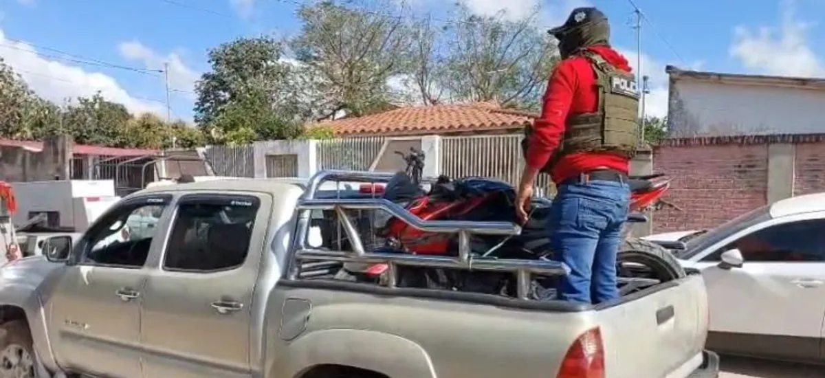 Mujer con antecedentes es aprehendida con 55 kilos de droga en su vivienda