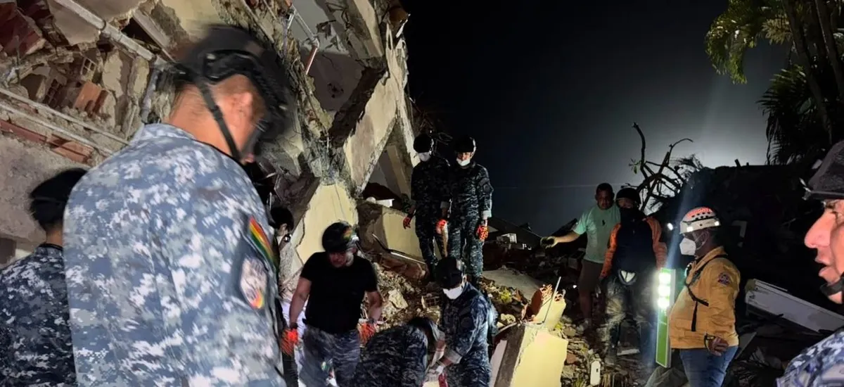 Rescatistas bolivianos recuperan cuerpos durante las operaciones humanitarias en Venezuela
