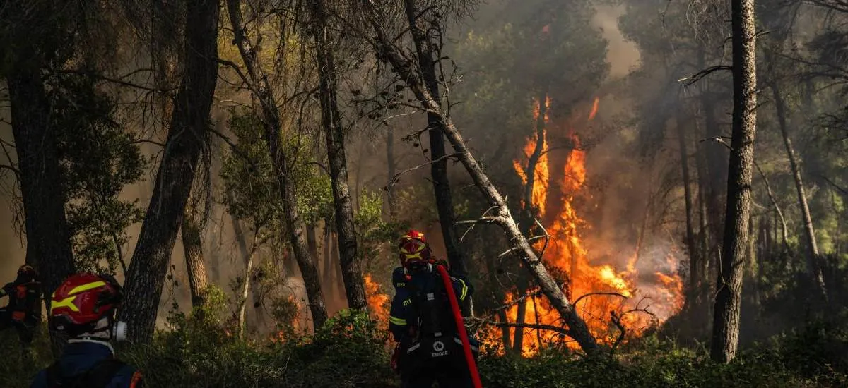 Dos helicópteros chocan mientras combatían un incendio en Grecia