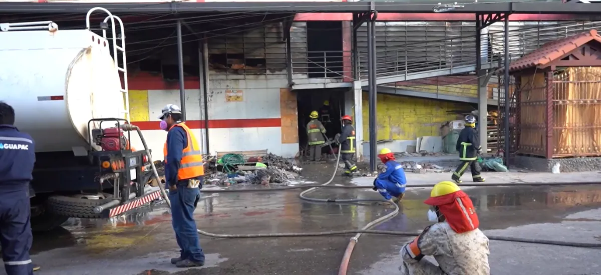 “El fuego está contenido, más no está controlado”: Alcaldía dice que un 70% de la feria de Barrio Lindo está afectada