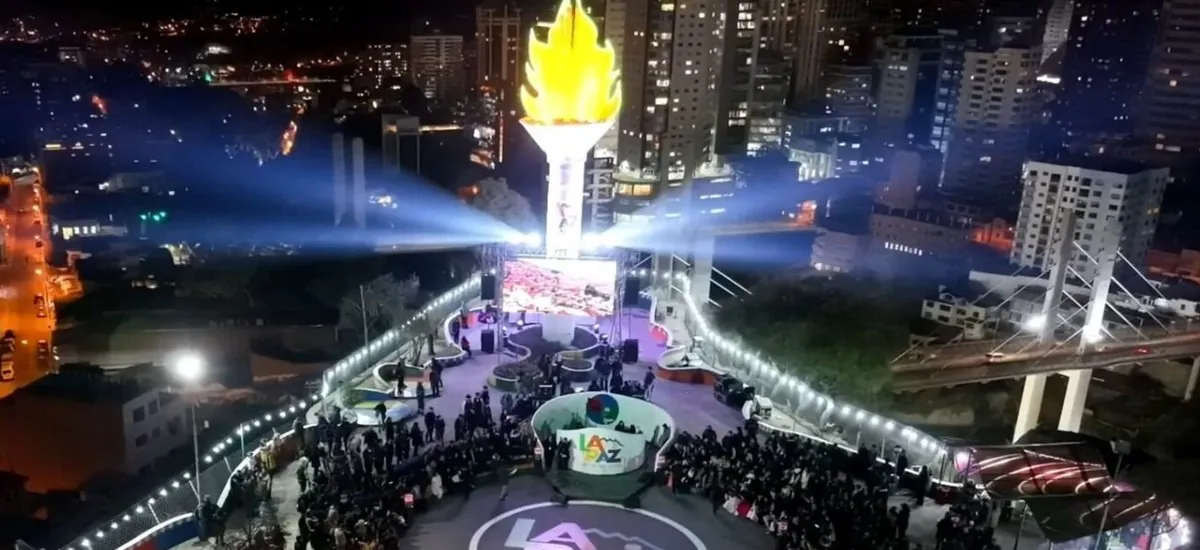 La Paz enciende la Tea de las Fiestas Julias y presenta su nueva marca ciudad "Capital del Cielo"