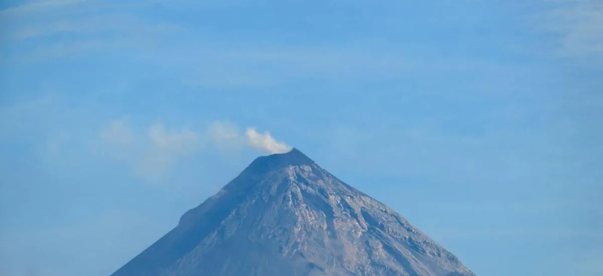 Volcán en Guatemala reduce actividad eruptiva, pero el riesgo continúa