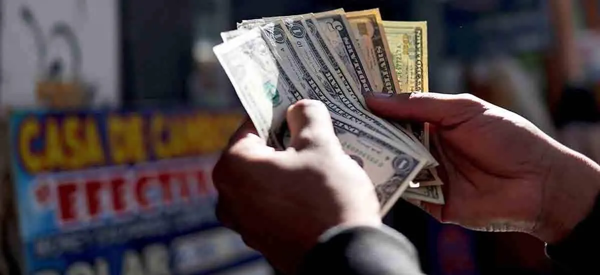 En un mes el dólar oficial subió Bs 2,42 y ya se cotiza en Bs 12,15; la nueva cotización surge un día después del acuerdo con el FMI