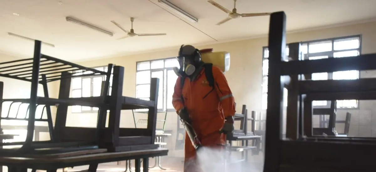 Aprovechando las vacaciones, la Alcaldía desinfecta los colegios para prevenir enfermedades respiratorias