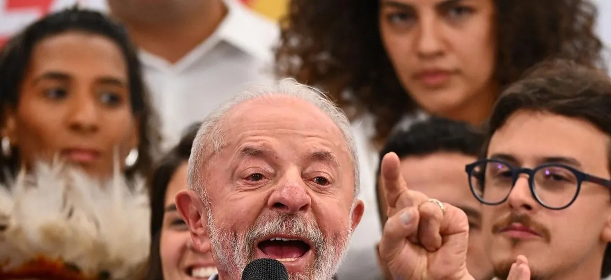 Lula usa "la motosierra" de Milei para arremeter contra Flávio Bolsonaro