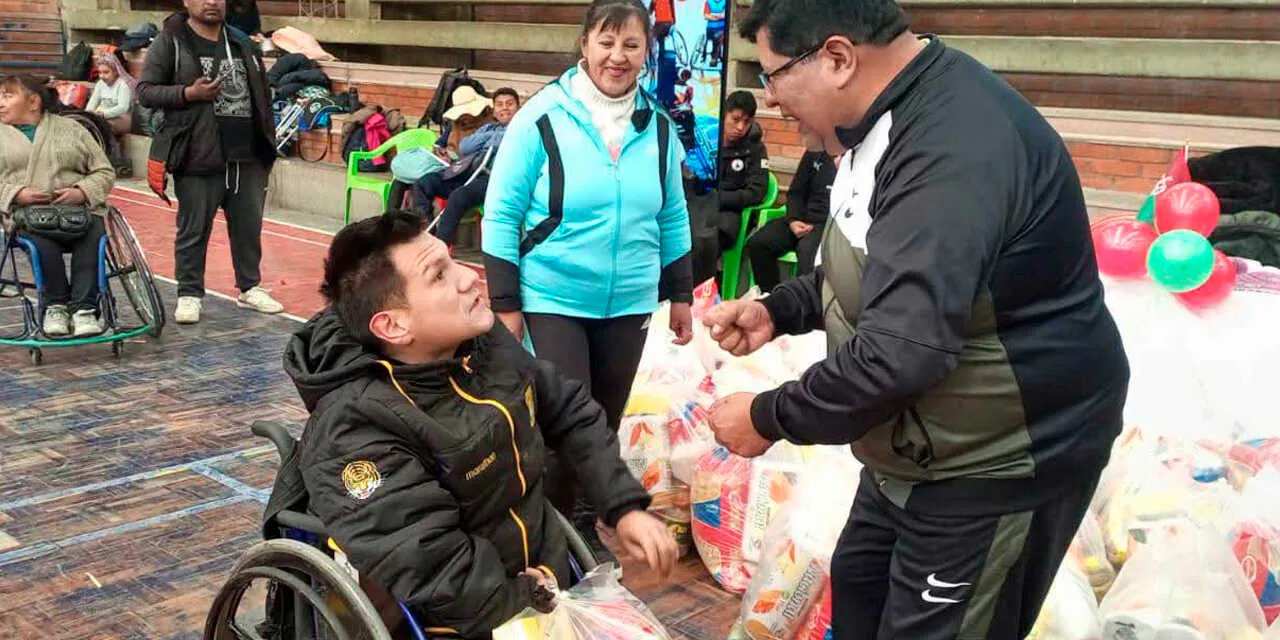 Alcalde de El Alto entrega víveres a personas con discapacidad