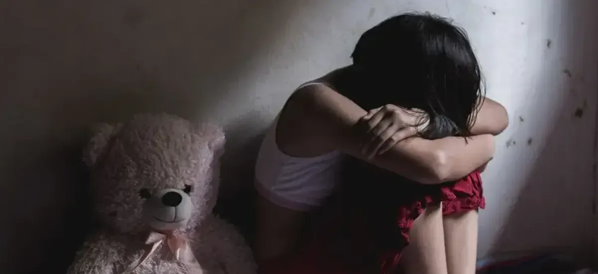 Adolescente de 15 años sufrió graves agresiones por su padrastro durante cinco años, reporta la Fiscalía