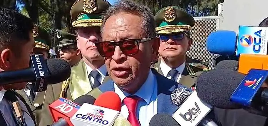 Oviedo contradice a Sokol y asegura que es prioritario detener a Evo Morales