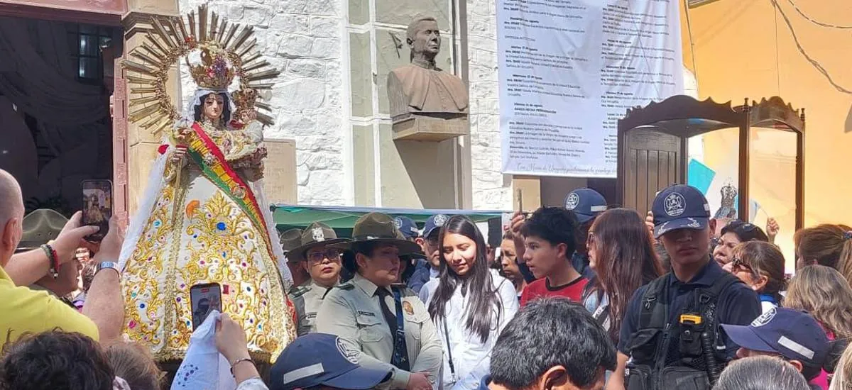 Quillacollo de fiesta: Cientos de feligreses bailan en la entrada y otros visitan el templo de Urkupiña