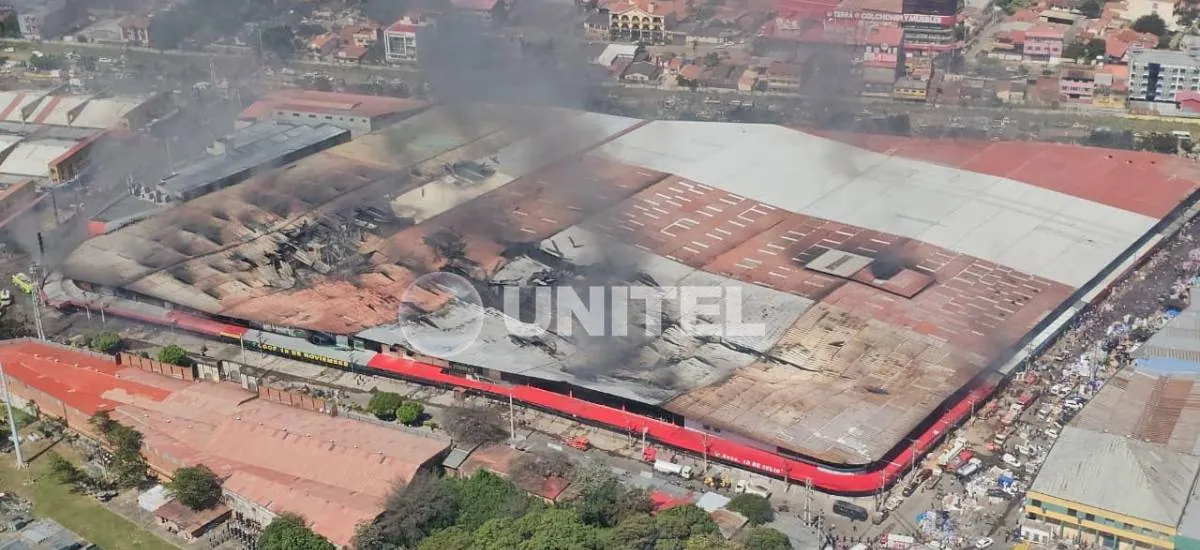 Tras más de 12 horas, bomberos siguen trabajando para sofocar el incendio en la feria Barrio Lindo
