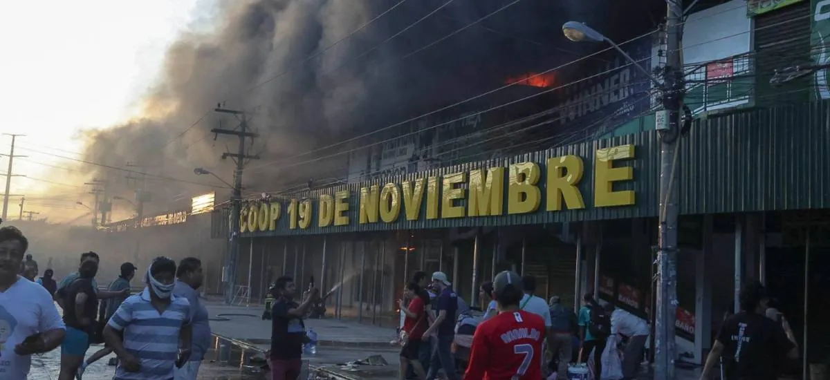 Barrio Lindo: Tras más de siete horas persiste el fuego y alertan que se acaba el diésel para que la maquinaria opere