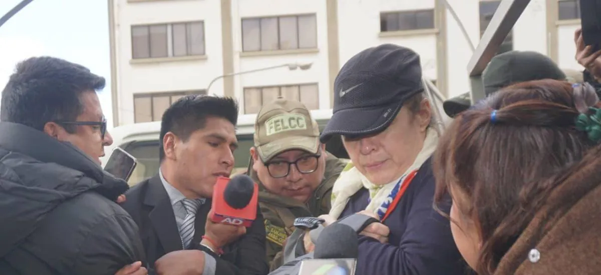 En silencio, Daniela Durán ingresa a celdas de la Felcc de La Paz; la Fiscalía pide su detención preventiva en la cárcel