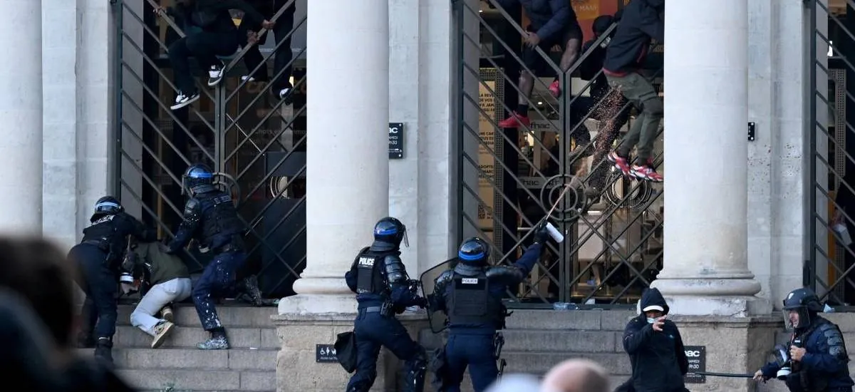 Los detenidos en las protestas en Francia ascienden a 2.000 con 600 agentes heridos