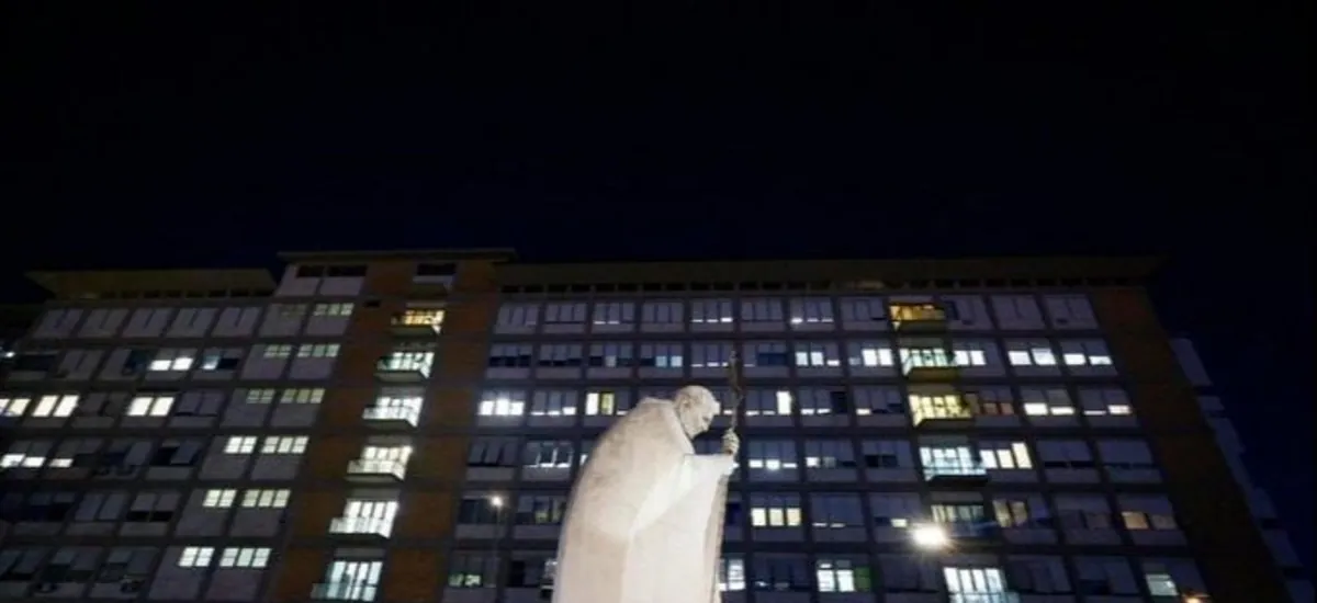 El papa continúa su convalecencia: Pasó bien la noche, se levantó y desayunó