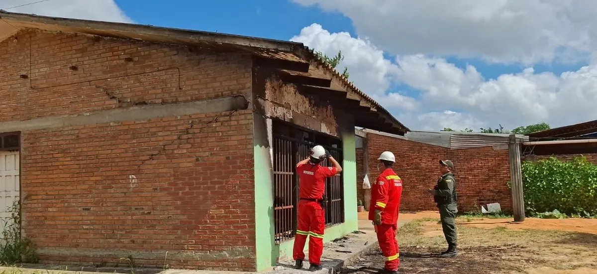 Arrestan a dos personas por el incendio que provocó la muerte de una mujer y dejó en terapia a un niño