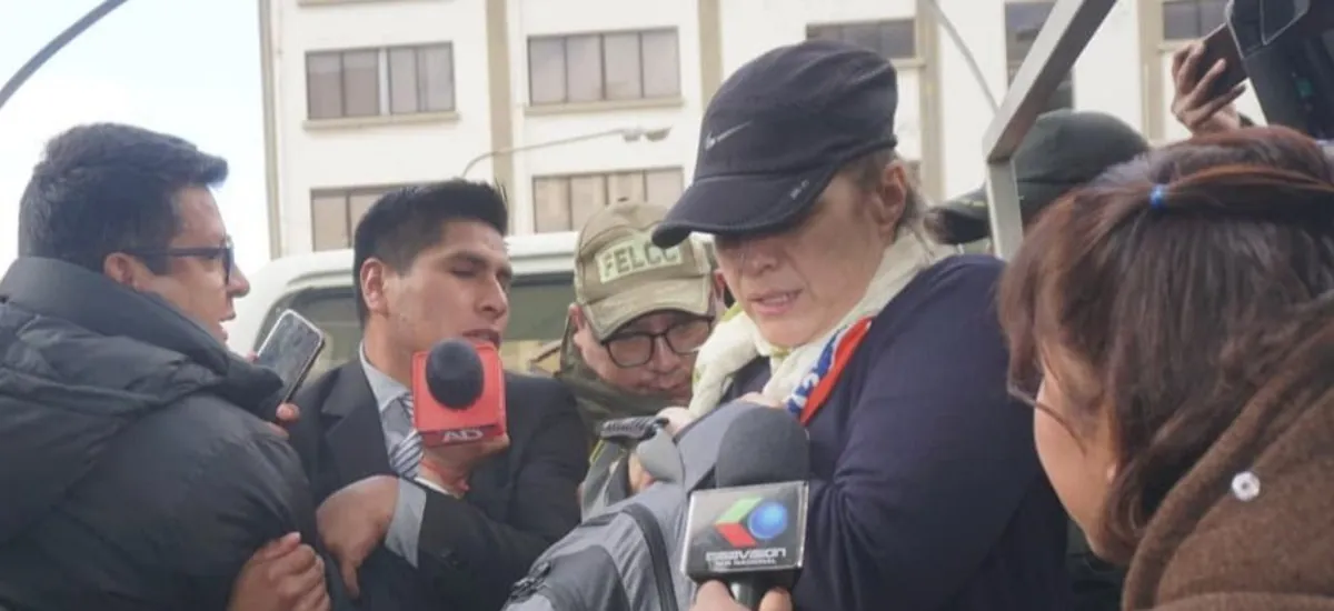 Llega a La Paz la exdirectora jurídica de YPFB aprehendida por la gasolina basura