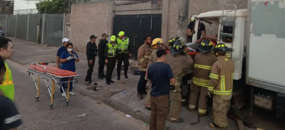 Un hombre queda atrapado entre los fierros después de chocar con un poste de electricidad