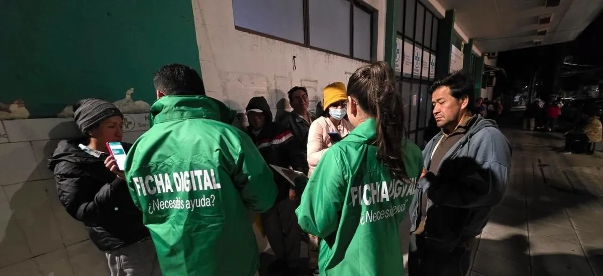 Se despliegan brigadas para enseñar a sacar fichas digitales en el hospital San Juan de Dios
