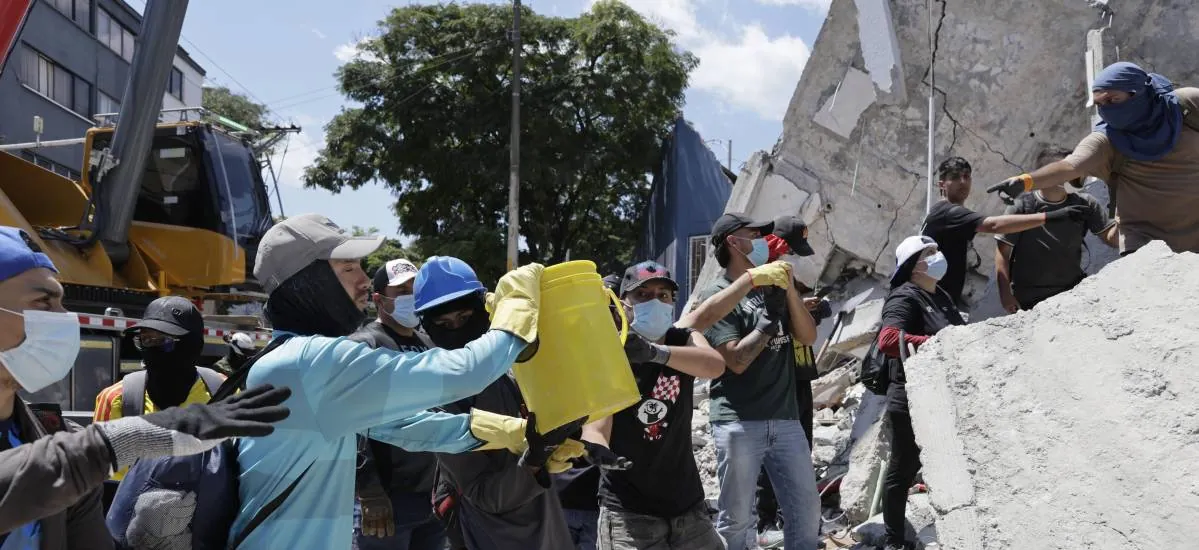 Puño en alto y silencio, la esperanza de que haya sobrevivientes bajo escombros en Pereira