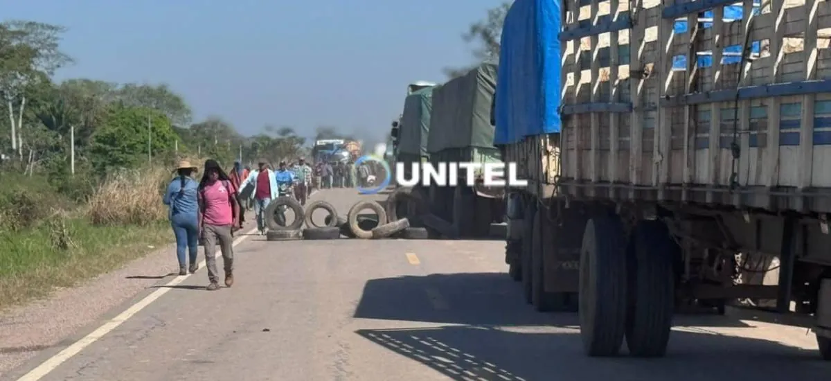 Bloqueo Santa Cruz- Beni: A horas de la protesta se forma una larga fila y permiten el paso por 30 minutos