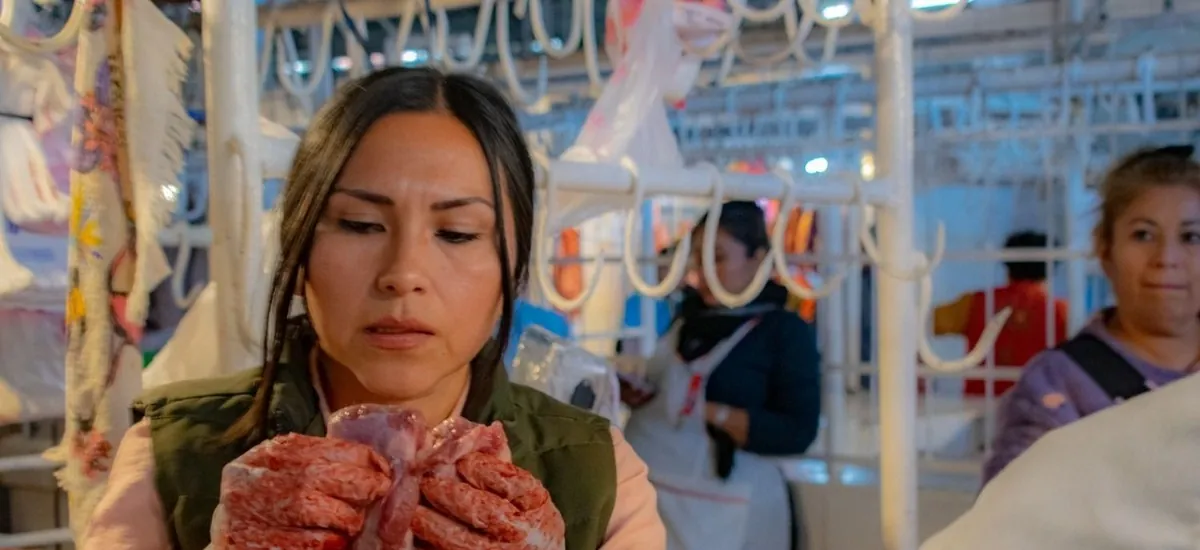 Decomisan botellas con sangre para "teñir" carne en mal estado en el mercado Los Pozos