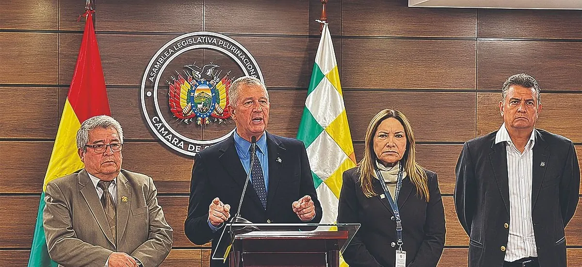 Tres senadores se desmarcan de Tuto y se ahonda división en Libre