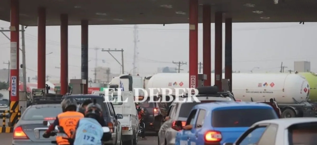 Largas filas y surtidores vacíos: la odisea de búsqueda de combustible en Santa Cruz